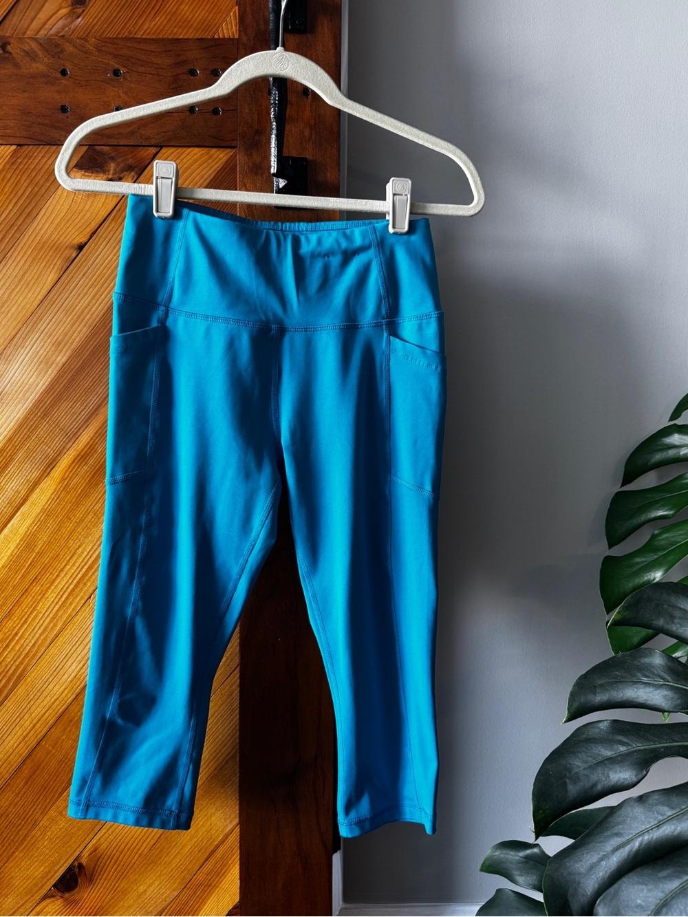Avia Blue Capri Leggings Women’s Small Athletic Leggings with Pockets